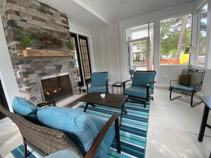 Ferienhaus, Mehrere Betten, Terrasse, Gartenblick | Wohnbereich | Kamin