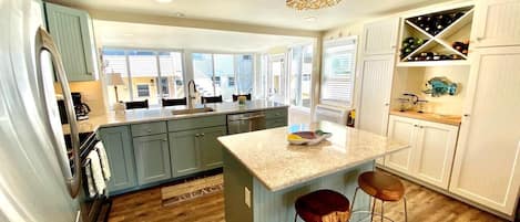 Condo, Plusieurs lits, cuisine, vue sur le jardin | Cuisine privée | CafetiÚre-théiÚre