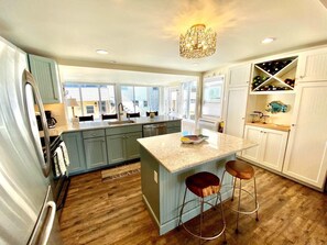 Condo, várias camas, cozinha, vista para o jardim | Cozinha privada | Cafeteira/chaleira