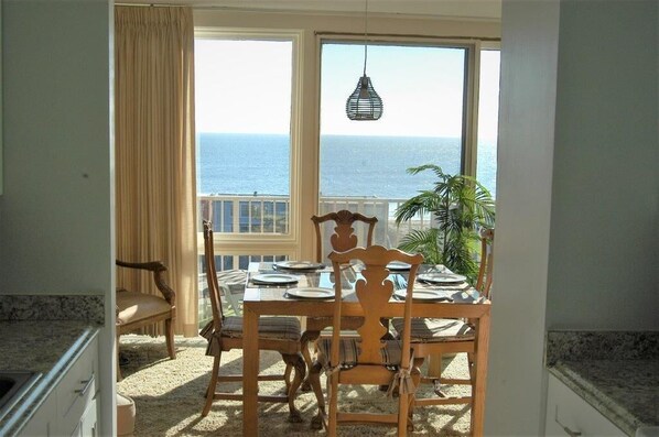 Apartment, Mehrere Betten, Poolzugang, Gartenblick | 2 Schlafzimmer, individuell dekoriert, individuell eingerichtet