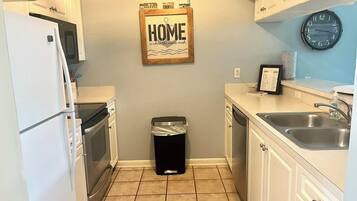 Casa de ciudad, varias camas, patio, vista al jardín | Cocina privada | Cafetera y tetera