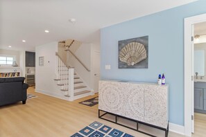 Maison, plusieurs lits, cheminée, vue jardin (BEACH AVENUE 23) | Intérieur