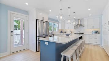 Casa, letti multipli, caminetto, vista giardino (BEACH AVENUE 23) | Cucina privata | Macchina per tè/caffè