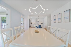 Maison, plusieurs lits, cheminée, vue jardin (BEACH AVENUE 23) | Restauration