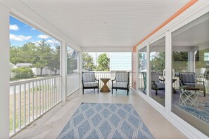 Maison, plusieurs lits, cheminée, vue jardin (BEACH AVENUE 23) | Vue de la chambre
