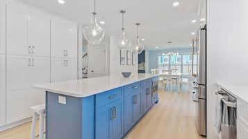 Casa, letti multipli, caminetto, vista giardino (BEACH AVENUE 23) | Cucina privata | Macchina per tè/caffè