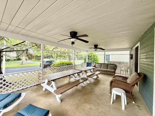 Outdoor dining - Scarborough Avenue 507 (Rehoboth Beach)