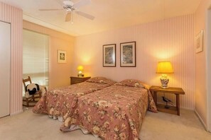 Condo, várias camas, sacada, vista para o jardim | 2 quartos, individualmente decorados, individualmente mobiliados