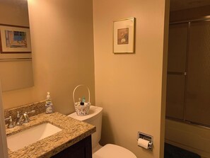 Condo, várias camas, sacada, vista para o jardim | Banheiro