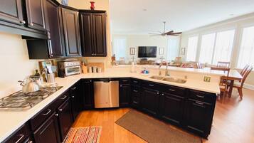 Condo, Berbilang Katil, Patio, Garden View | Dapur peribadi | Pembancuh kopi/teh