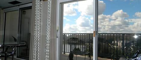 Lägenhet - flera sängar - balkong - utsikt mot trädgården | Utsikt från rummet