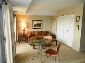 Condo, varias camas, balc ón, vista al jardín | Área de sala de estar
