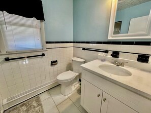 Casa, várias camas, cozinha, vista para o jardim | Banheiro