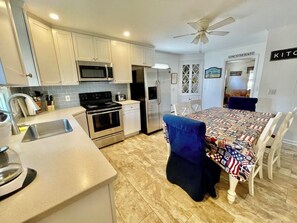 Maison, plusieurs lits, cuisine, vue jardin | Cuisine privée | Cafetière/bouilloire