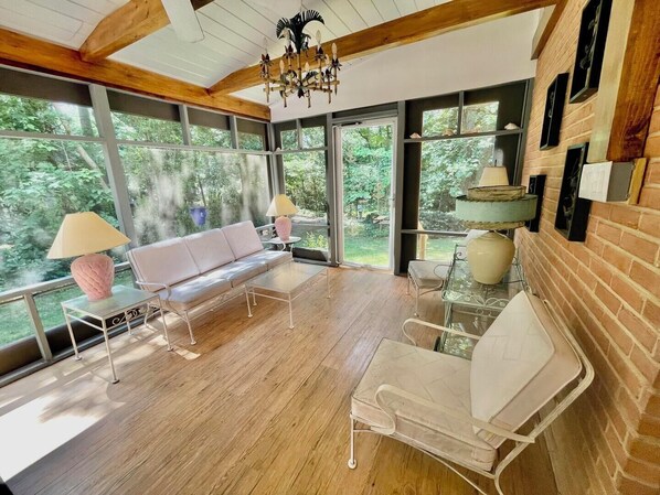 Maison, plusieurs lits, cheminée, vue jardin | Vue de la chambre