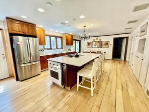 Maison, plusieurs lits, cheminée, vue jardin | Cuisine privée | Cafetière/bouilloire