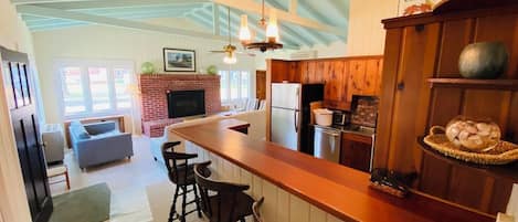 Feriehus - flere senge - terrasse - udsigt til have | Interiør