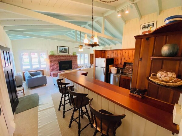 Feriehus - flere senge - terrasse - udsigt til have | Interiør