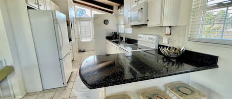 Casa, varias camas, patio, vistas al jardín | Cocina privada | Cafetera o tetera