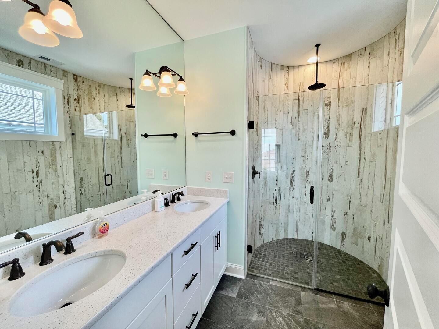 House, Multiple Beds, Pool Access, Pool View | Bathroom