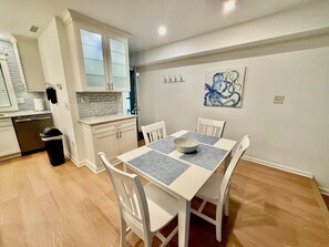 Townhouse, Beberapa Tempat Tidur, patio, pemandangan kebun | Tempat makan