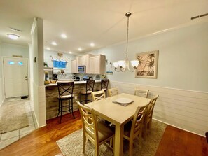 Lägenhet - flera sängar - kök - utsikt mot poolen | 2 sovrum, individuell inredning och unika möbler