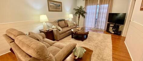 Condo, Multiple Beds, Kitchen, Pool View | Living area