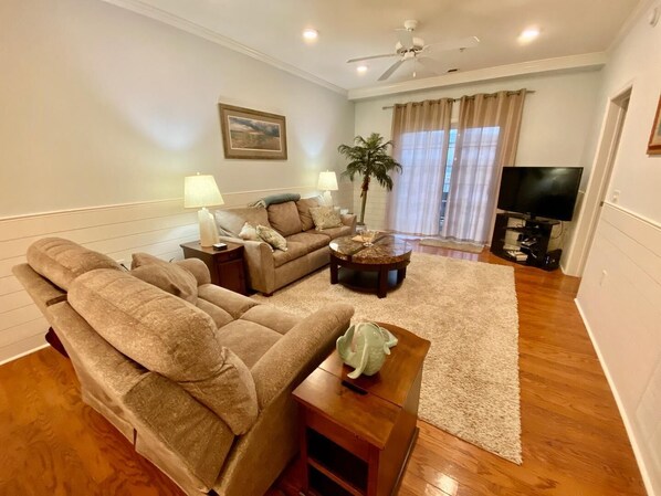 Lägenhet - flera sängar - kök - utsikt mot poolen | Vardagsrum