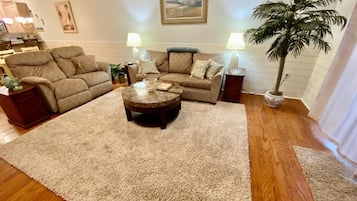 Condo, Multiple Beds, Kitchen, Pool View | Living area