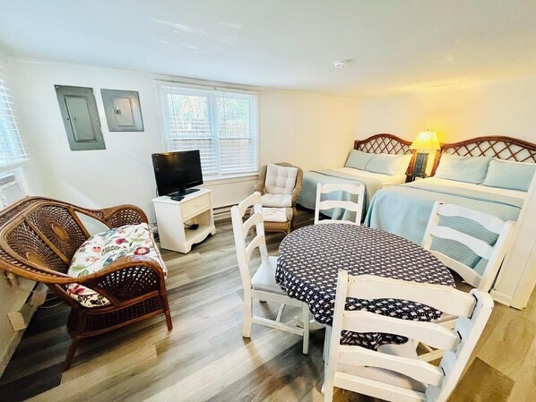 شقة - سريران مزدوجان - برواق - منظر للحديقة (CHRISTIAN STREET 26 #2) | 1 غرفة نوم وبديكورات فريدة لكل غرفة وطراز فريد لكل وحدة