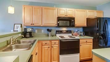 Condo, Berbilang Katil, Patio, Garden View | Dapur peribadi | Pembancuh kopi/teh