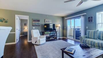 Condo, Multiple Beds, Patio, Garden View | Living area