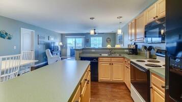 Condo, Berbilang Katil, Patio, Garden View | Dapur peribadi | Pembancuh kopi/teh