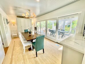 Casa, varias camas, chimenea, vista al jardín | 7 habitaciones, decoración personalizada y muebles diferentes 