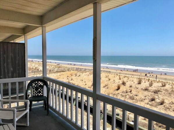 คอนโด, เตีย�งควีนไซส์ 1 เตียง และโซฟาเบด, ระเบียง, วิวทะเล | วิวจากห้องพัก