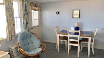 Condo, 1 giường cỡ queen và sofa giường, ban công, quang cảnh biển | 1 phòng ngủ, trang trí khác biệt