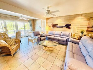 Pientalo, useita sänkyjä, parveke | Oleskelualue | Takka