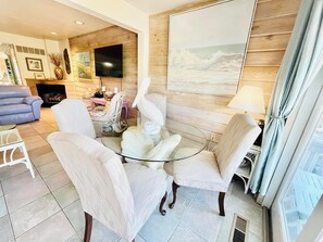 Stadtwohnung, Mehrere Betten, Balkon | Wohnbereich