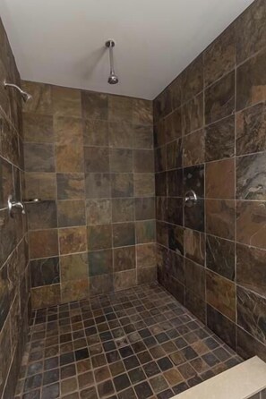 Casa, varias camas, bañera de hidromasaje, vistas al jardín | Baño