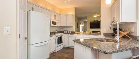 Maison, Plusieurs lits, baignoire à remous, vue sur le jardin | Cuisine privée | CafetiÚre-théiÚre