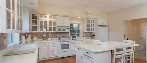 Maison, Plusieurs lits, foyer, vue sur le jardin | Cuisine privée | CafetiÚre-théiÚre