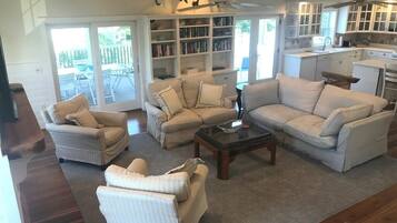 House, Multiple Beds, Fireplace, Garden View | Living area