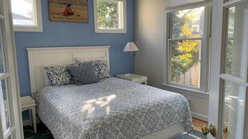 ํ์ดํ, ์นจ๋(์ฌ๋ฌ ๊ฐ), ํํฐ์ค, ์ ์ ์ ๋ง | 5 ๊ฐ์ ์นจ์ค, ๊ฐ๊ฐ ๋ค๋ฅธ ์คํ์ผ์ ์ธํ
๋ฆฌ์ด, ๊ฐ๊ฐ ๋ค๋ฅด๊ฒ ๊ฐ๊ตฌ ๋น์น