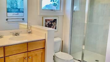 Nhà liên kế, nhiều giường, sân hiên, quang cảnh vườn | Phòng tắm