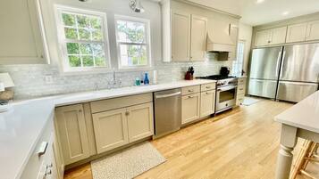 Cottage, nhiều giường, có thể sử dụng hồ bơi, quang cảnh hồ bơi | Bếp riêng