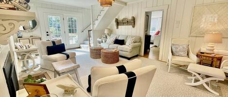 Cottage, Multiple Beds, Pool Access, Pool View | Living area