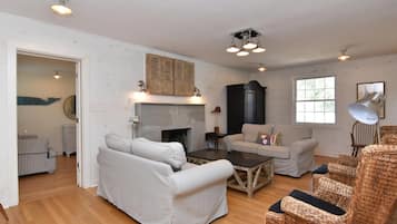 House, Multiple Beds, Pool Access, Garden View | Living area