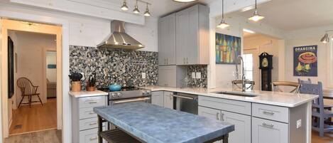 Maison, plusieurs lits, accès piscine, vue jardin | Cuisine privée | Cafetière/bouilloire