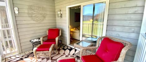 コンドミニアム クイーンベッド 2 台 キッチン ガーデンビュー | リビング エリア