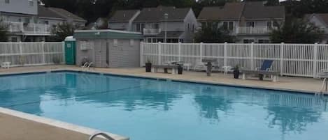 Una piscina al aire libre de temporada
